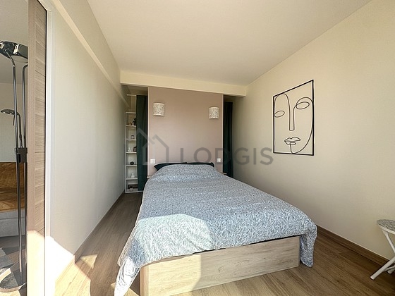 Chambre de 10m² avec du parquet au sol