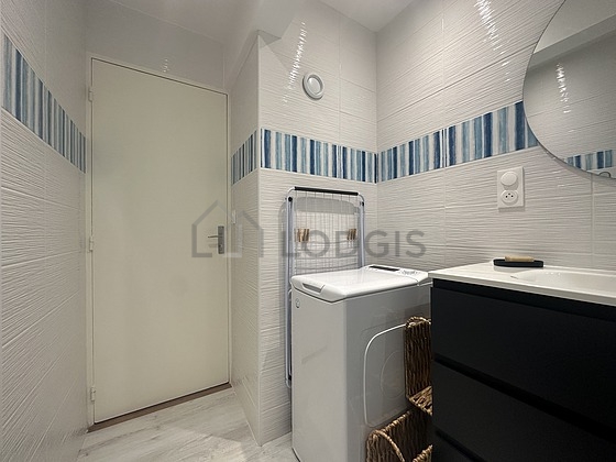 Salle de bain équipée de lave linge, serviettes de bain