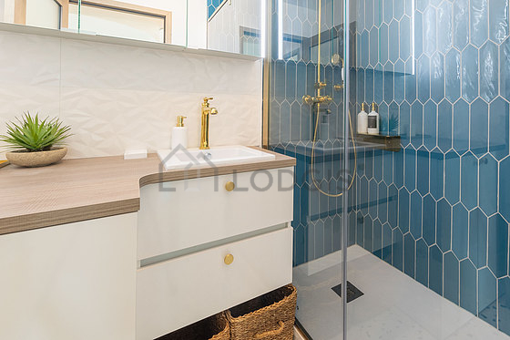 Bathroom equipped with washing machine, dryer, bath towels