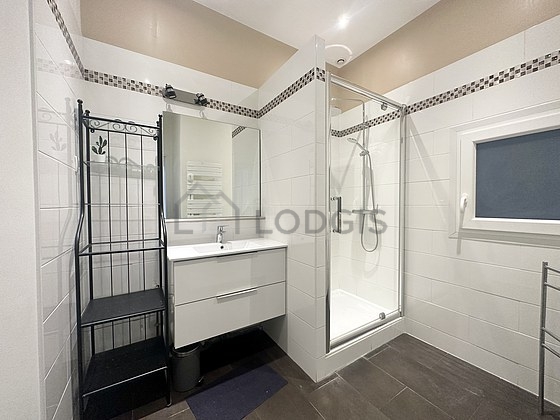 Beautiful and bright bathroom with tile floor