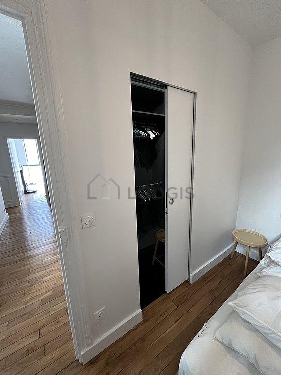 Chambre avec fenêtres double vitrage
