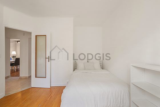 Chambre avec du parquet au sol