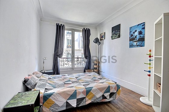 Chambre de 10m² avec du parquet au sol