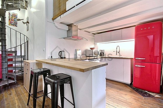 Cuisine équipée de lave vaisselle, plaques de cuisson, réfrigerateur, freezer