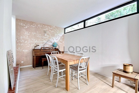 Great, very quiet and bright sitting room of a triplex in Paris