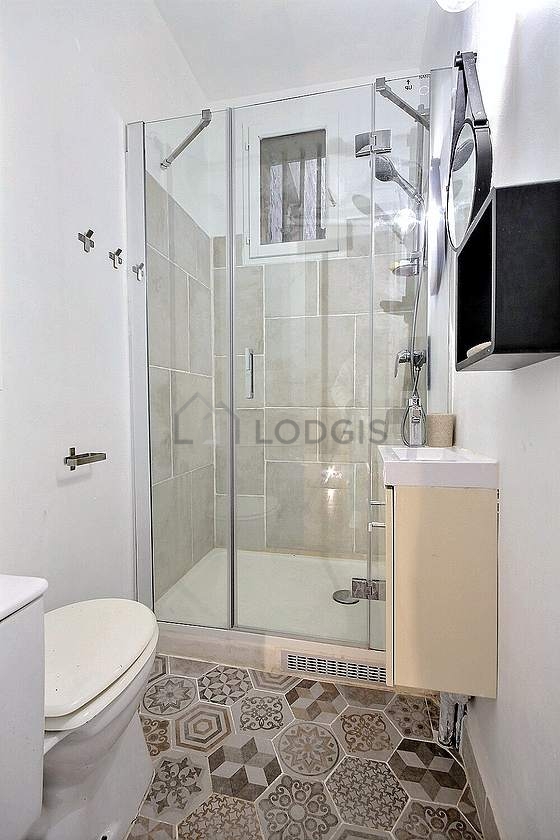Agréable salle de bain très claire avec du carrelage au sol