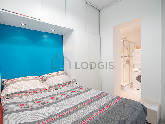 Bedroom of 6m² with wooden floor
