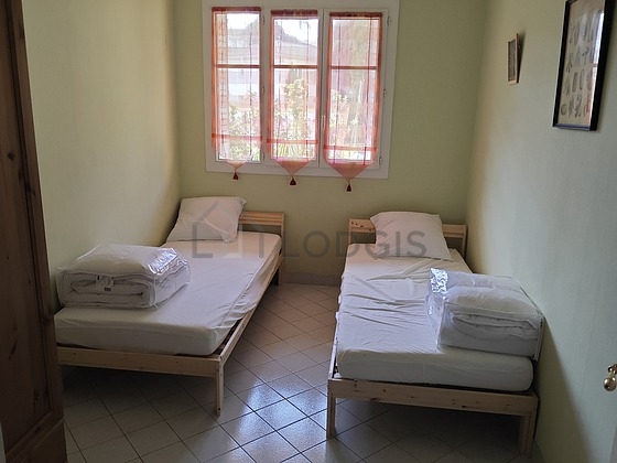 Chambre avec du carrelage au sol