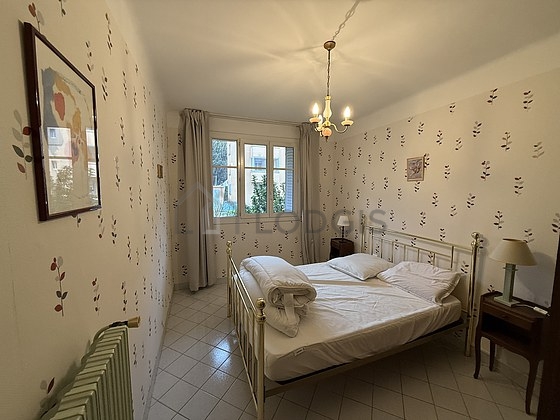Chambre avec du carrelage au sol
