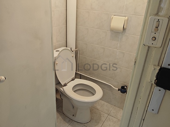 Toilettes indépendantes de la salle d'eau