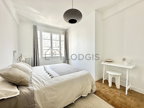 Quiet bedroom for 2 persons equipped with 1 bed(s) of 160cm
