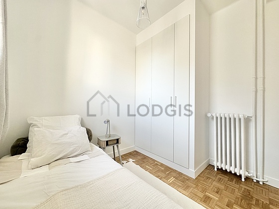 Chambre avec fenêtres