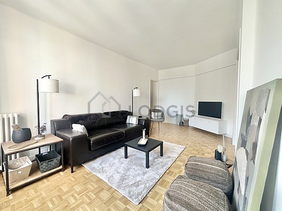 Salon avec du parquet au sol