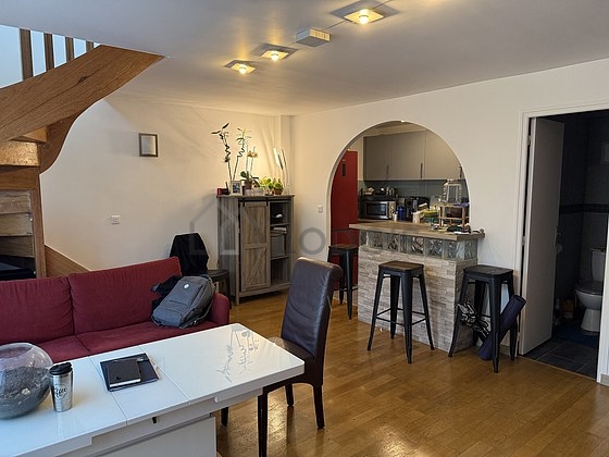 Very quiet living room furnished with tv