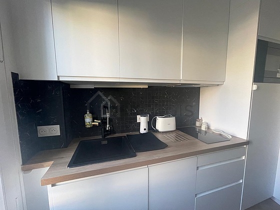 Cuisine équipée de lave vaisselle, plaques de cuisson, réfrigerateur, hotte