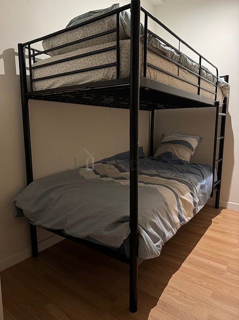 Chambre de 9m² avec du parquet au sol