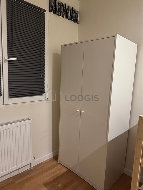 Chambre avec fenêtres