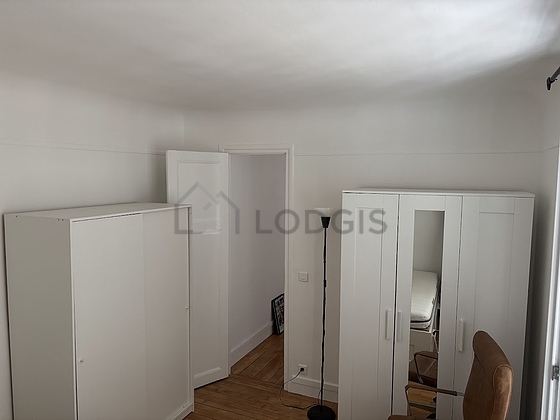 Chambre avec fenêtres