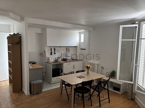 Séjour équipé de table à manger