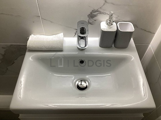 Salle de bain équipée de sèche cheveux