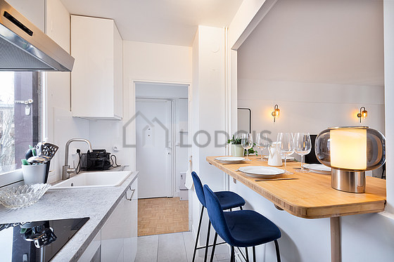 Cuisine de 4m² avec du marbre au sol