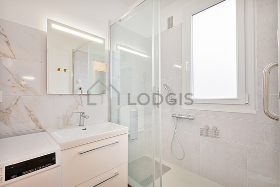 Agréable salle de bain très claire avec du carrelage au sol
