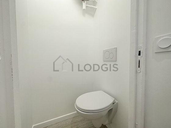Toilettes indépendantes de la salle d'eau