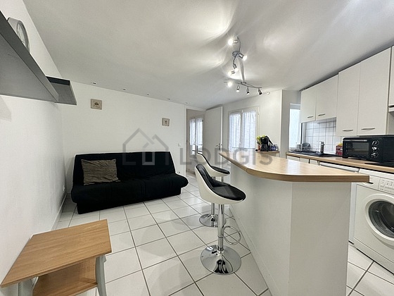 Salon avec du carrelage au sol