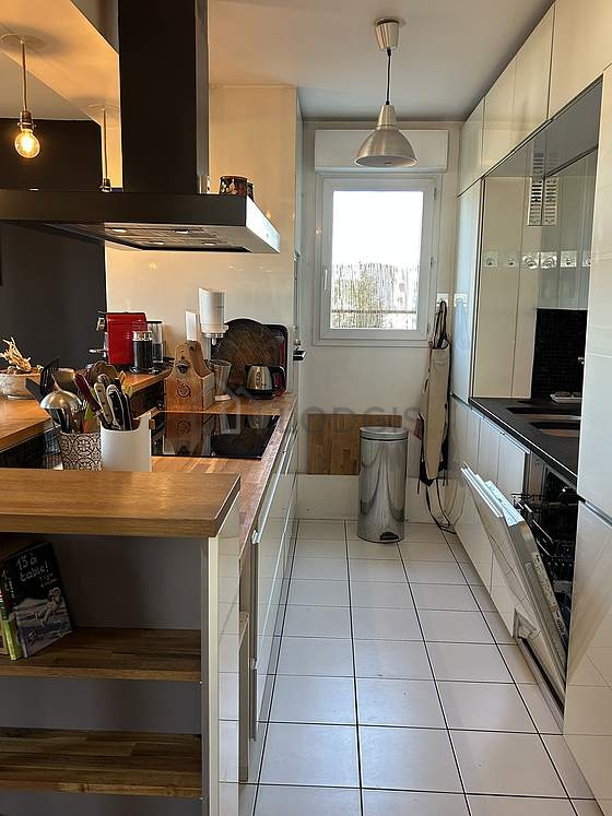 Cuisine équipée de lave vaisselle, plaques de cuisson, réfrigerateur, vaisselle
