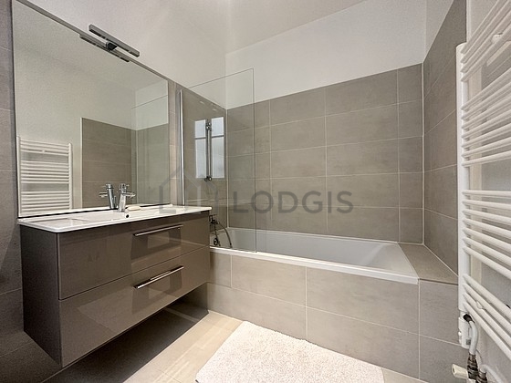 Belle salle de bain claire avec du carrelage au sol