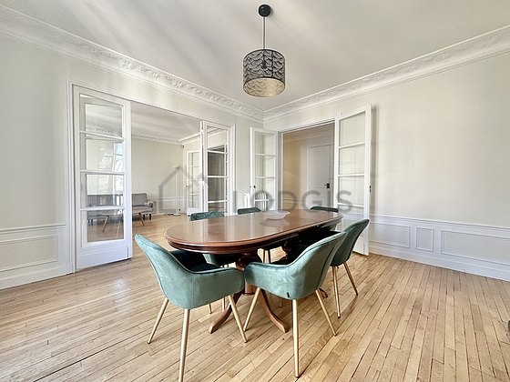 Belle salle à manger avec du parquet au sol pouvant accueillir jusqu'à 6 convives