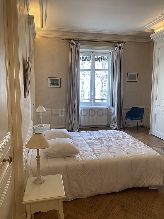 Chambre avec fenêtres