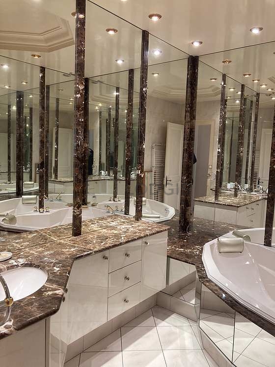 Salle de bain équipée de douche séparée
