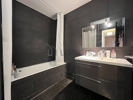 Belle salle de bain avec du carrelage au sol