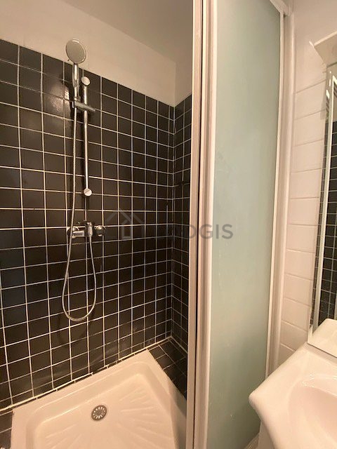 Pleasant and very bright bathroom with tile floor