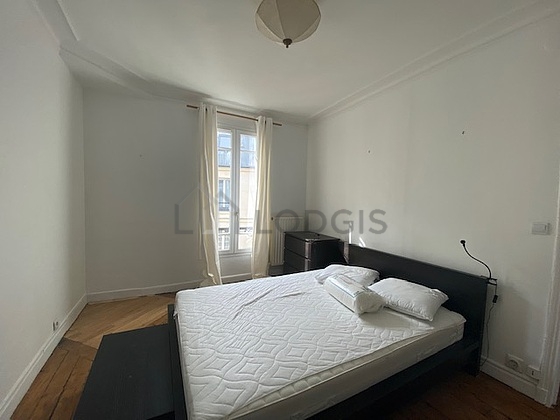 Chambre avec fenêtres