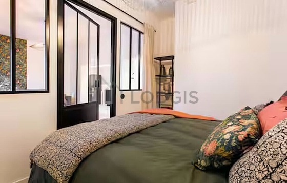 Chambre avec du parquet au sol