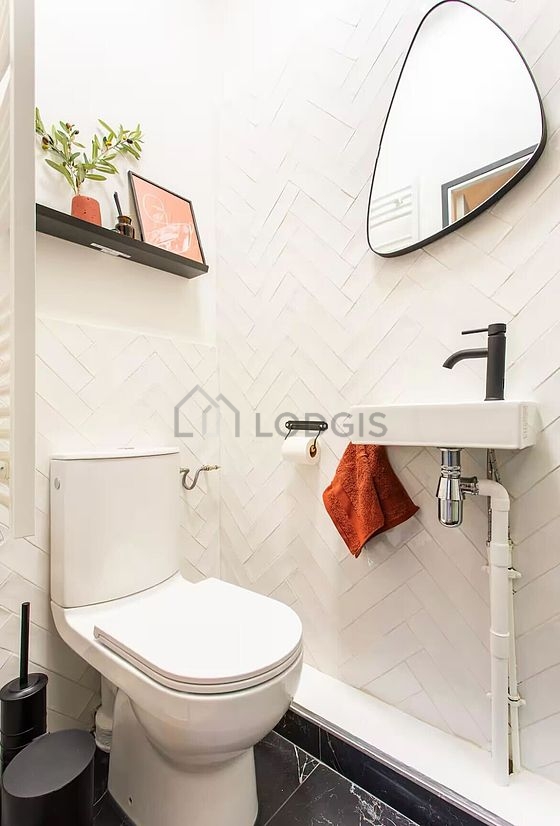 Salle de bain équipée de sèche cheveux