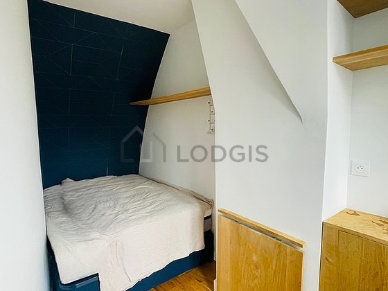 Chambre avec du parquet au sol
