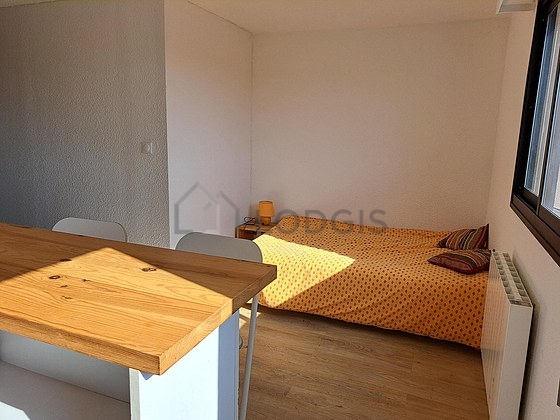 Salon avec du parquet au sol