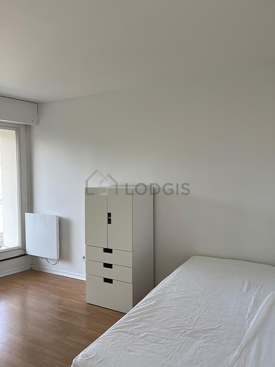 Bedroom of 16m² with wooden floor