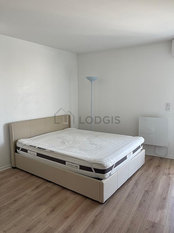 Chambre avec fenêtres