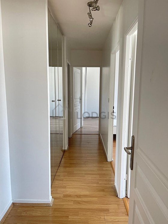 Belle entrée avec du parquet au sol