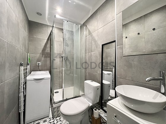 Salle de bain équipée de lave linge, placard