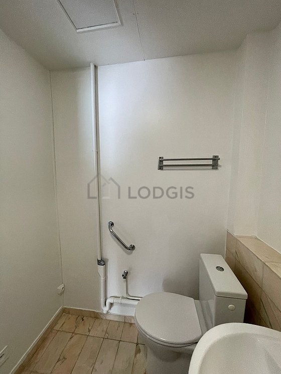 Salle de bain équipée de lave linge, douche séparée