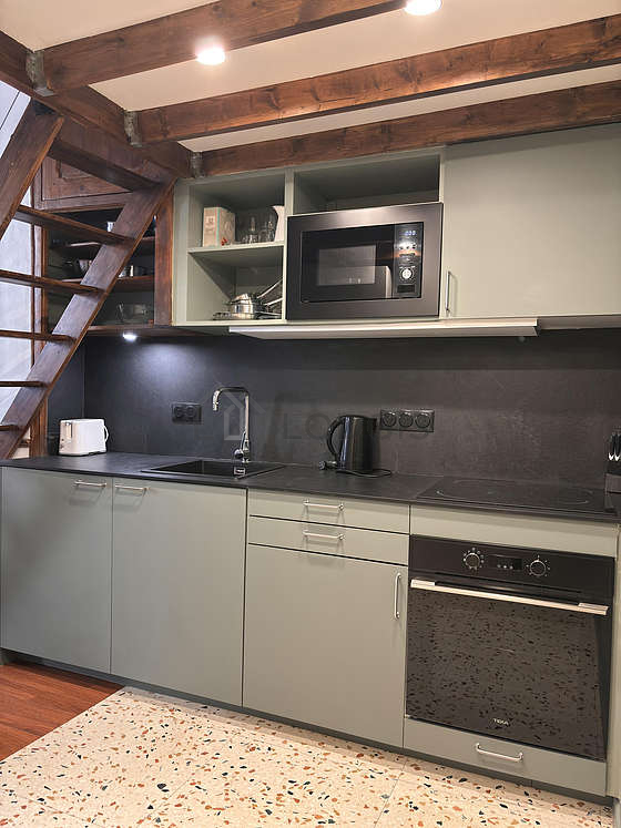 Cuisine équipée de lave vaisselle, plaques de cuisson, réfrigerateur, freezer