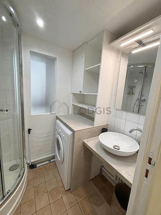 Belle salle de bain claire