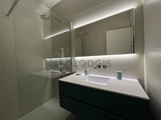 Pleasant and very bright bathroom with tile floor
