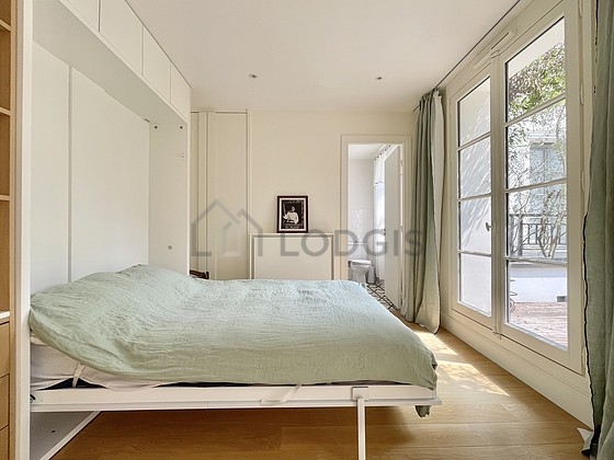 Chambre avec fenêtres