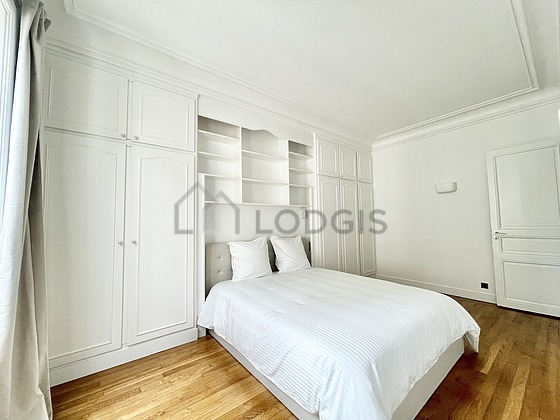 Chambre avec du parquet au sol
